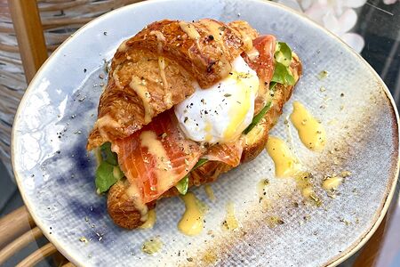 Яйца Бенедикт с форелью и соусом Голландез на круассане