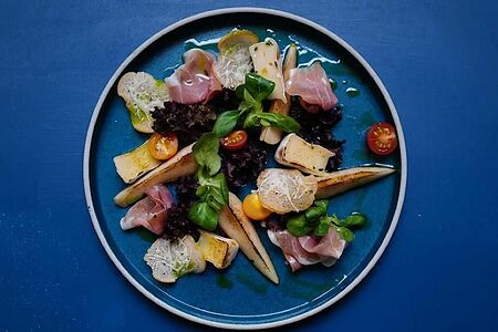 Опаленная груша с пармской ветчиной и камамбером
