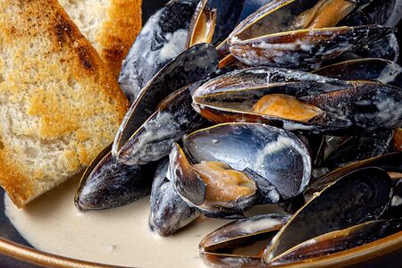 Мидии в раковинах в сливочном соусе блю чиз