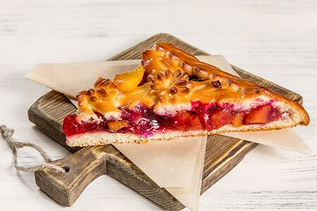 Пирог с абрикосом и вишней