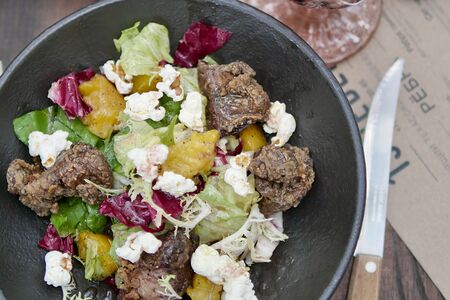 Салат с куриной печенью