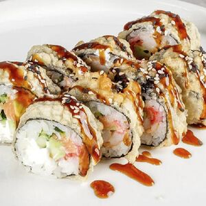 Жареный ролл с семгой и креветкой