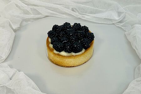 Тарталетка с ежевикой