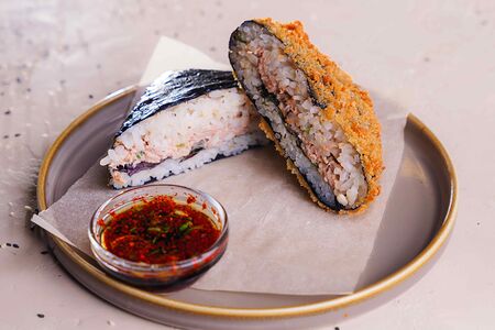 Онигири с тунцом