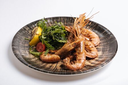 Большие королевские креветки на углях