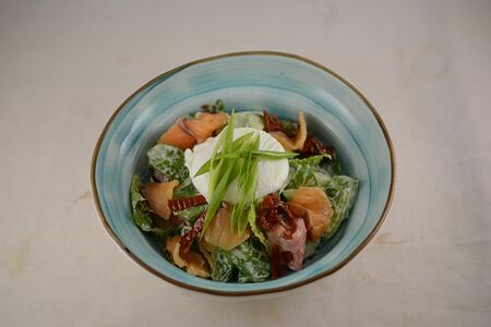 Салат с семгой Шеф посола и яйцом пашот