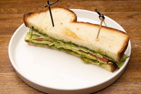 Сэндвич с авокадо, песто и томатами S