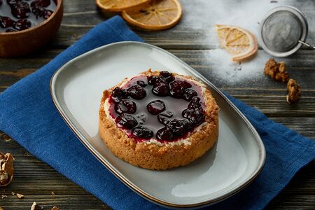 Пирожное Смородина с творогом и грецким орехом