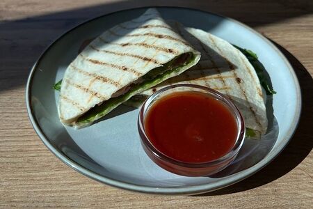 Кесадилья с ветчиной и сыром