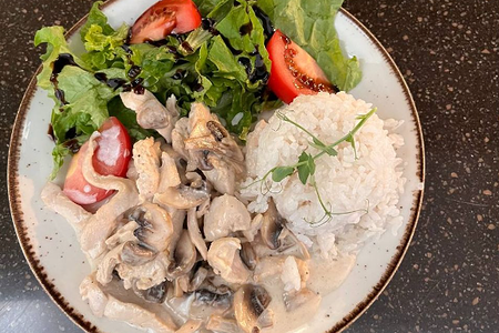 Филе курицы в сливочном соусе с рисом