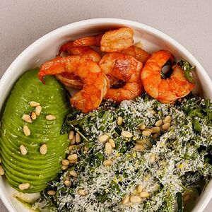 Մանրածովախեցգետնի աղցան ռուկոլայով և ավոկադոյով