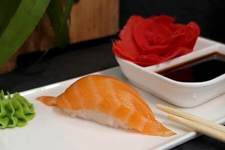 Суши с лососем