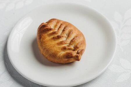 Пирожок с селедкой и яйцом