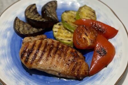 Куриная грудка с овощами гриль