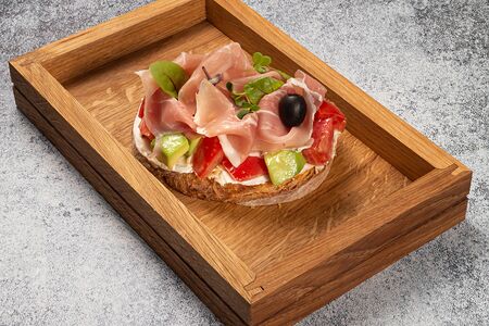 Брускетта с пармой