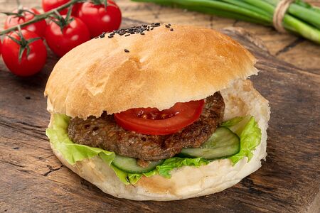 Бургер с говяжьей котлетой