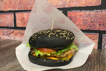 Бургер с чёрной с говядиной и беконом на углях