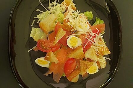 Салат из слабосоленой семги и перепелиных яиц