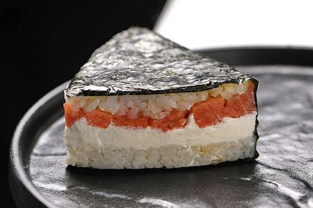 Онигири с лососем