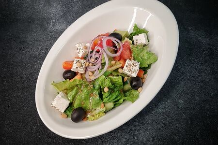 Греческий с кедровыми орешками