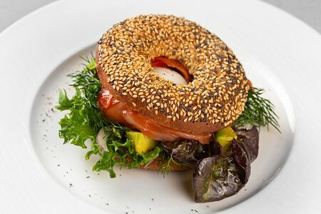 Бэйгл с лососем домашнего посола