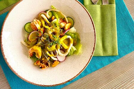 Салат с кальмаром и креветками