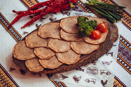 Язычок говяжий отварной с хреном