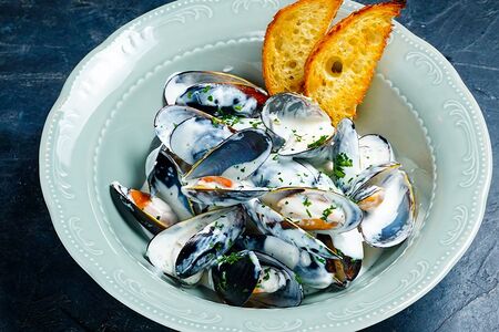 Мидии в чесночном соусе