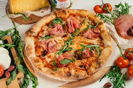 Пицца Прошутто с артишоками классическая