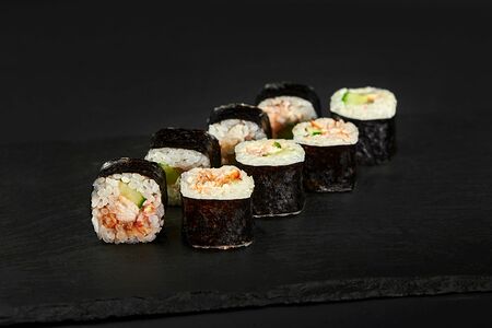 Маки с угрем