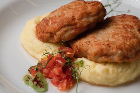 Куриные котлеты с картофельным пюре 
