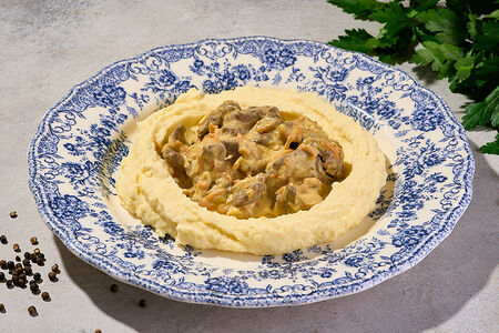 Печень по-строгановски с картофельным пюре