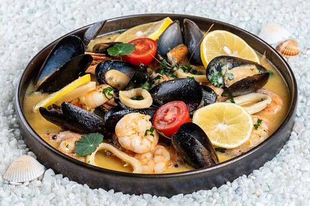 Ассорти морепродуктов под соусом из белого вина