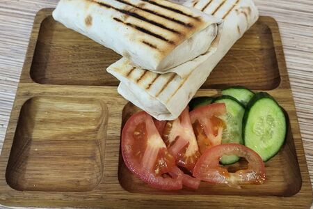 Шаурма с курицей на тарелке