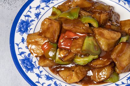 Жареные баклажаны в ароматном соусе с чесноком