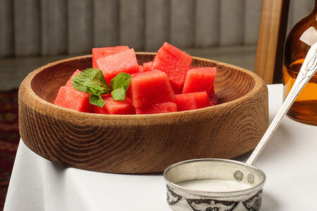 Арбуз с соусом из курта