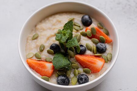 Каша овсяная с ягодами