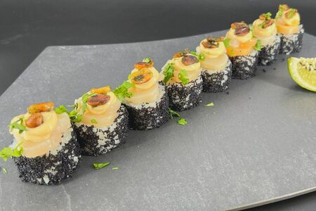 Ролл с гребешком, такуаном и арахисом