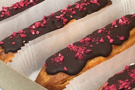 Эклер с шоколадным крем-чизом 