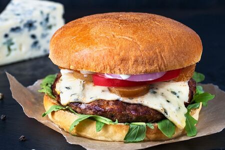 Бургер с карамелизированной грушей