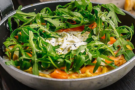 Омлет или яичница с лососем и страчателлой