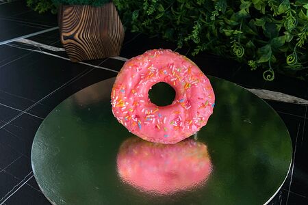 Донат клубничный