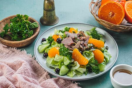 Салат с уткой и мандаринами в медово-горчичном соусе