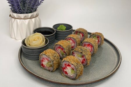 Тёплый ролл с нежным крабом