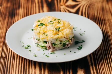 Салат-коктейль с ветчиной и сыром