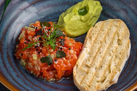 Тартар из лосося с кремом из авокадо