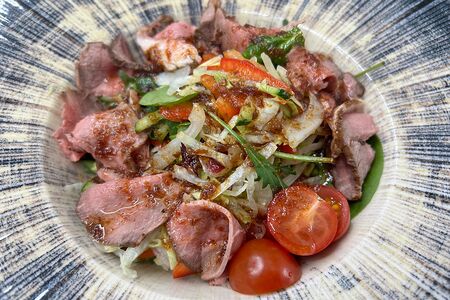 Салат из нежного ростбифа с пряным соусом