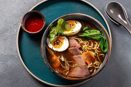 Рамен с говядиной и соусом кимчи