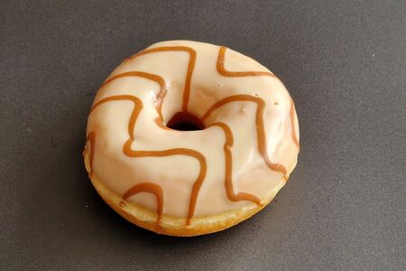 Донат с карамельной начинкой