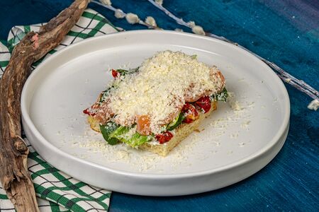 Брускетта с лососем, томатами и пармезаном